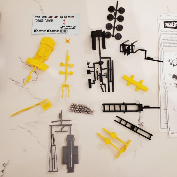 Walthers Cornerstone 933-3109 Kalmar Intermodal Container Crane - Kit HO Scale - Picture 3 of 6